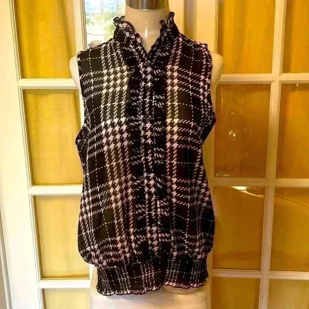 Relaxed fit buttons down sleeveless top , breathable, beautiful